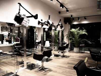 Davvero l�essenziale se pensiamo invece al supporto tecnologico di oggi, con coiffeur che possono servirsi di piastre, ferri, phon e satelliti